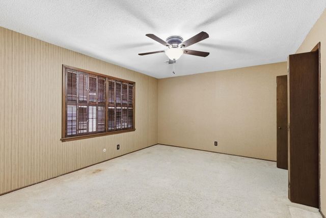 8220 E Brentmoor St, Wichita, KS 67206