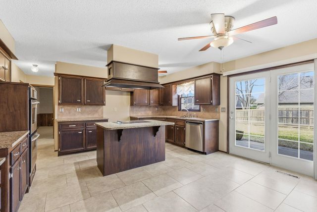 8220 E Brentmoor St, Wichita, KS 67206