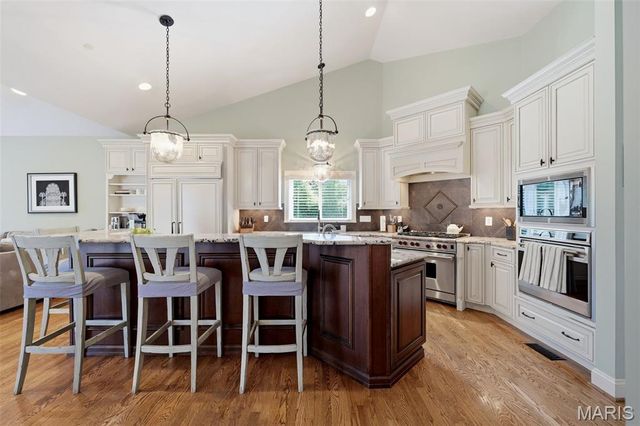 121 Ballas Court, Town And Country, MO 63131