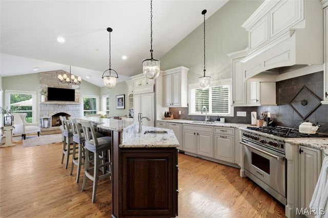 121 Ballas Court, Town And Country, MO 63131