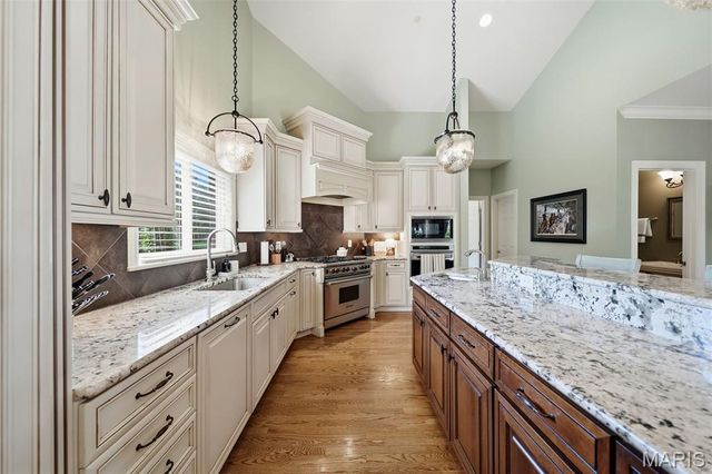 121 Ballas Court, Town And Country, MO 63131