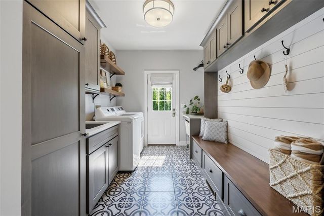 121 Ballas Court, Town And Country, MO 63131
