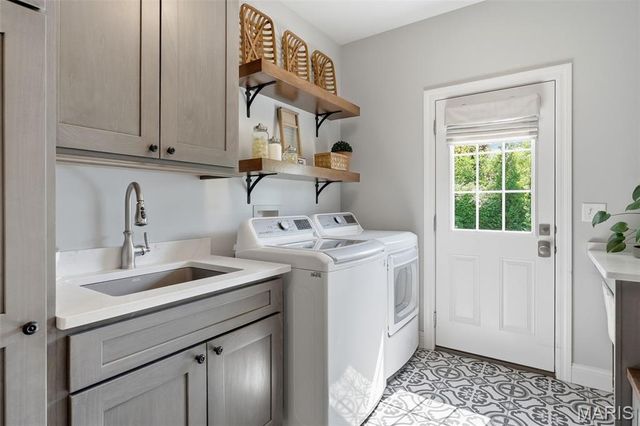 121 Ballas Court, Town And Country, MO 63131