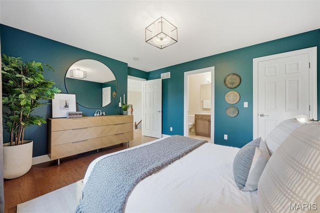 121 Ballas Court, Town And Country, MO 63131
