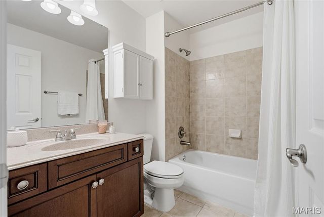 121 Ballas Court, Town And Country, MO 63131