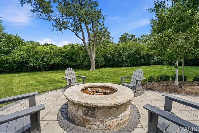 121 Ballas Court, Town And Country, MO 63131