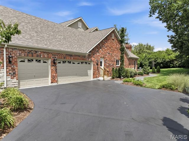121 Ballas Court, Town And Country, MO 63131
