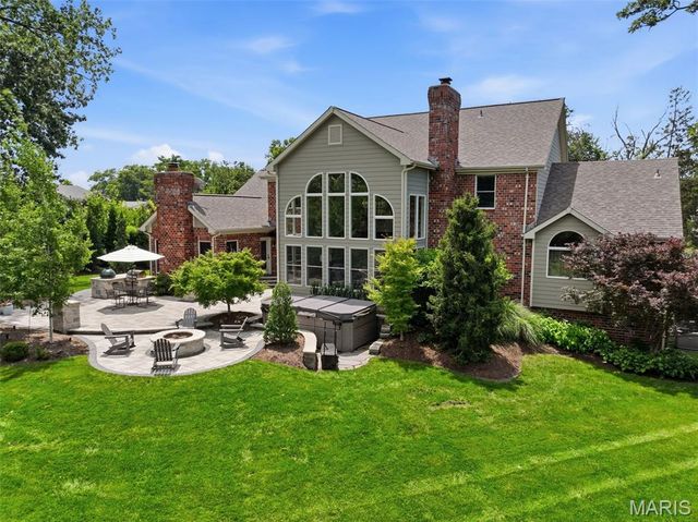 121 Ballas Court, Town And Country, MO 63131