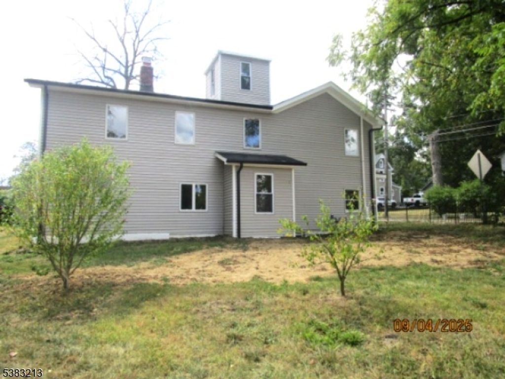 8 Brighton Ave, Andover Boro, NJ 07821