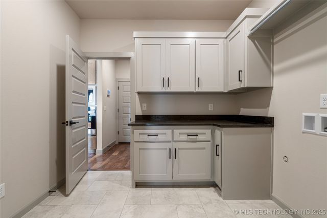 2070 E 136th Place S, Bixby, OK 74008