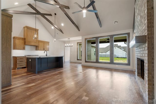 2070 E 136th Place S, Bixby, OK 74008