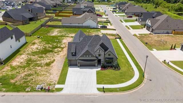 2070 E 136th Place S, Bixby, OK 74008