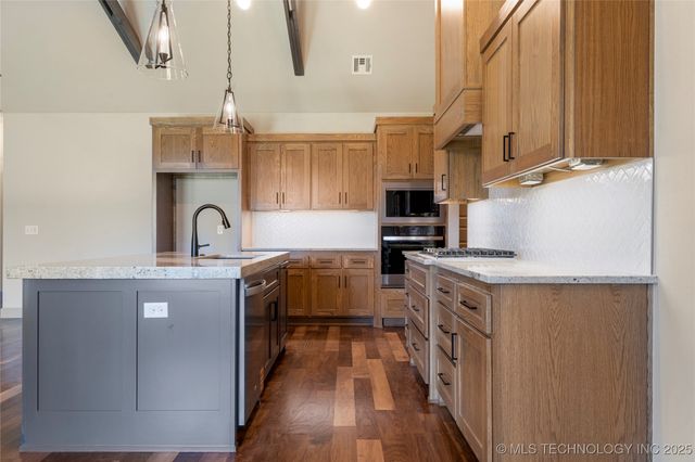 2070 E 136th Place S, Bixby, OK 74008