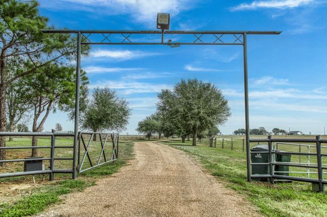 16450 Mathis Road, Waller, TX 77484