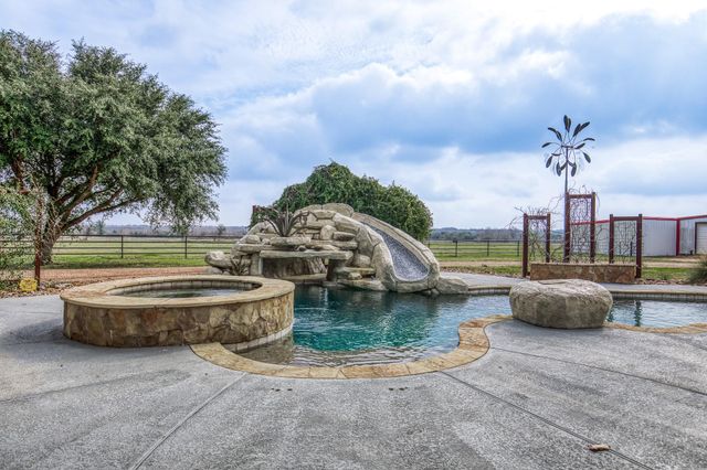 16450 Mathis Road, Waller, TX 77484