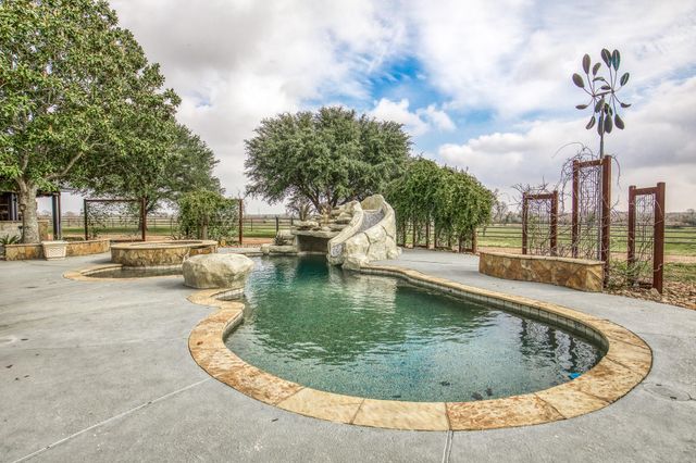 16450 Mathis Road, Waller, TX 77484