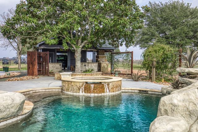 16450 Mathis Road, Waller, TX 77484