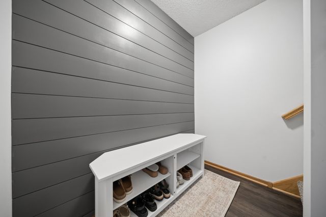 1987 Clover Ridge Drive, Chaska, MN 55318