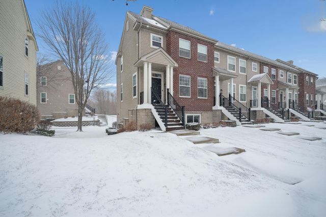 1987 Clover Ridge Drive, Chaska, MN 55318