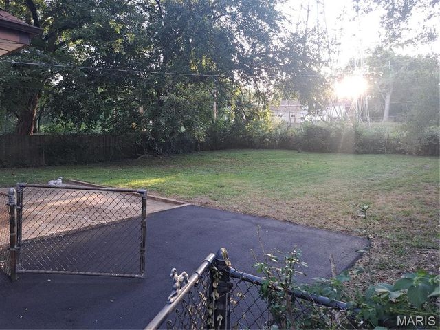 6933 Berkridge Court, Hazelwood, MO 63042