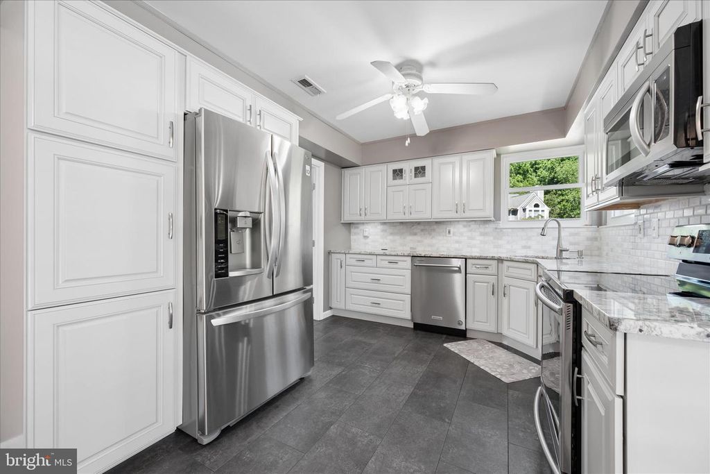 Image 15 of property listing at 7808 OLD HOLLOW LN NW, Ellicott City, MD 21043
