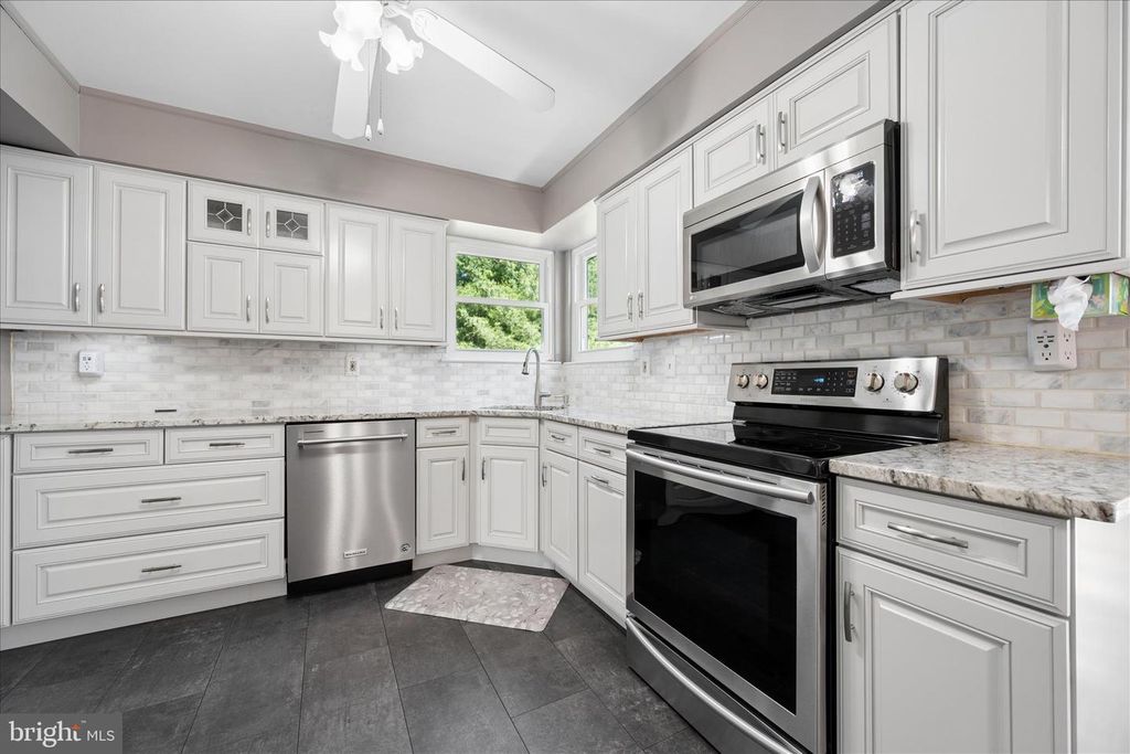 Image 16 of property listing at 7808 OLD HOLLOW LN NW, Ellicott City, MD 21043