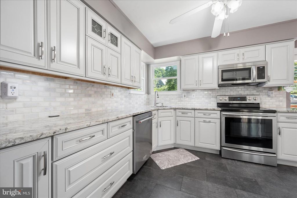 Image 18 of property listing at 7808 OLD HOLLOW LN NW, Ellicott City, MD 21043