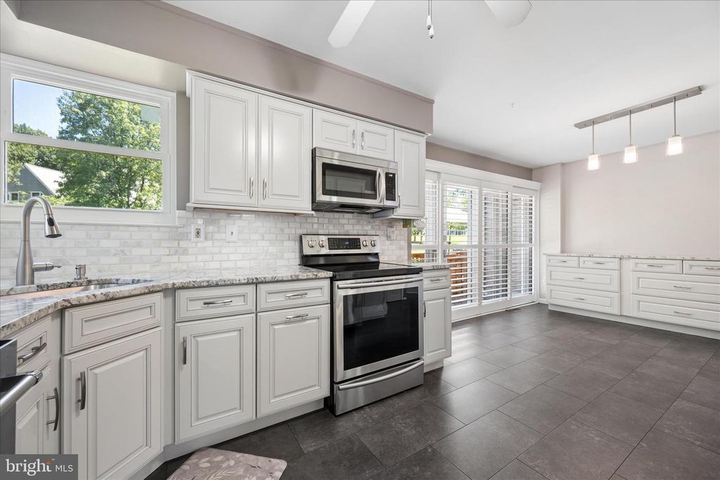 Image 19 of property listing at 7808 OLD HOLLOW LN NW, Ellicott City, MD 21043