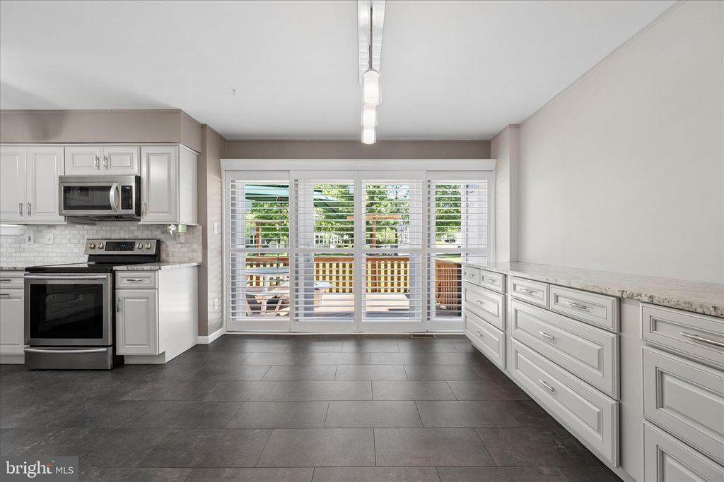 Image 22 of property listing at 7808 OLD HOLLOW LN NW, Ellicott City, MD 21043