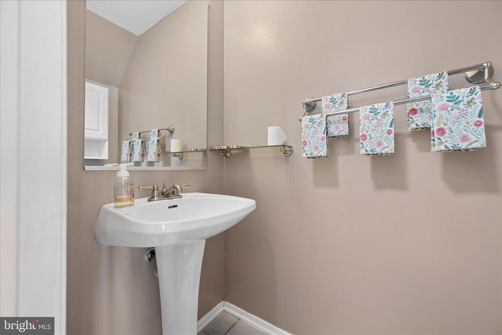 Image 25 of property listing at 7808 OLD HOLLOW LN NW, Ellicott City, MD 21043