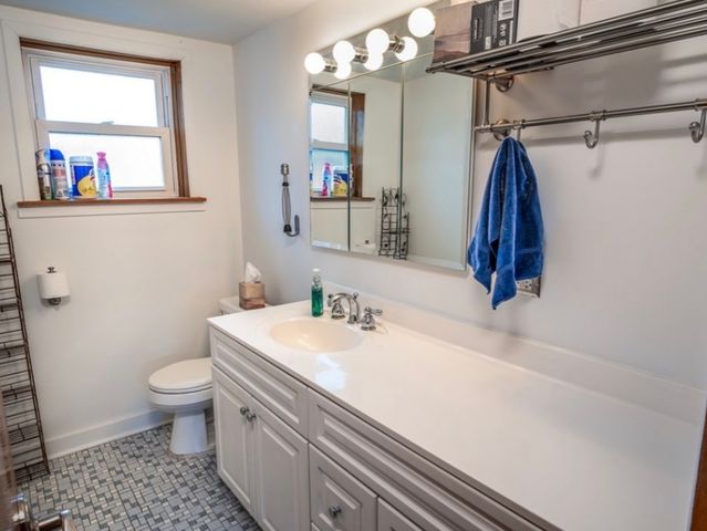 4715 W Lake Avenue, Glenview, IL 60025