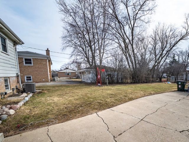 4715 W Lake Avenue, Glenview, IL 60025