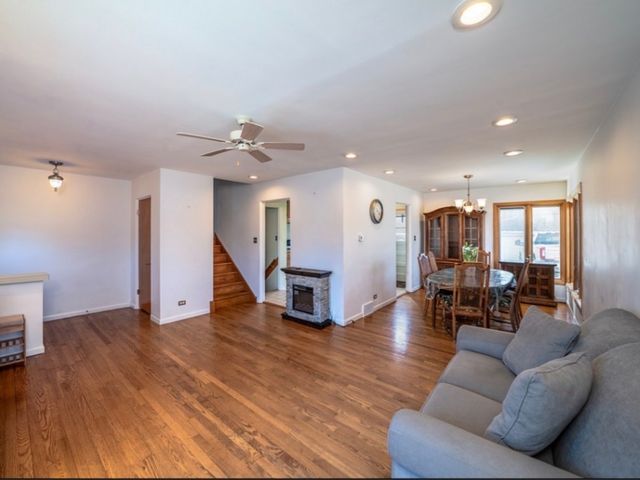 4715 W Lake Avenue, Glenview, IL 60025