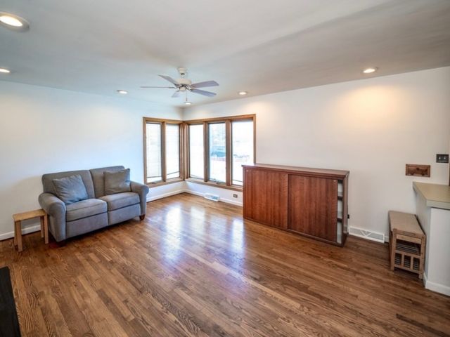 4715 W Lake Avenue, Glenview, IL 60025