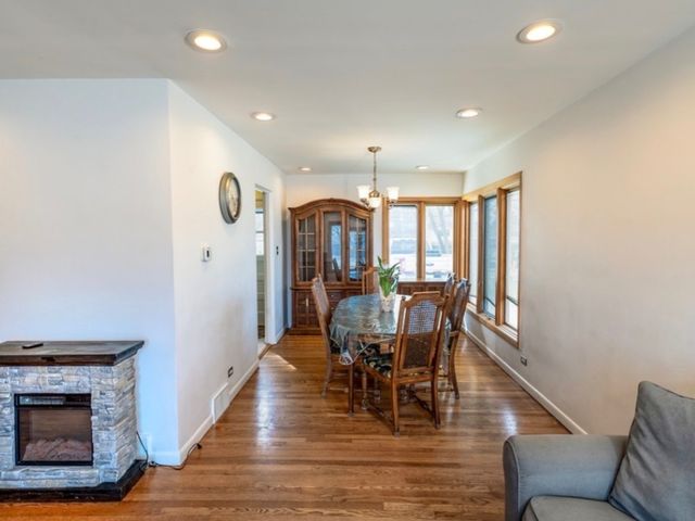 4715 W Lake Avenue, Glenview, IL 60025