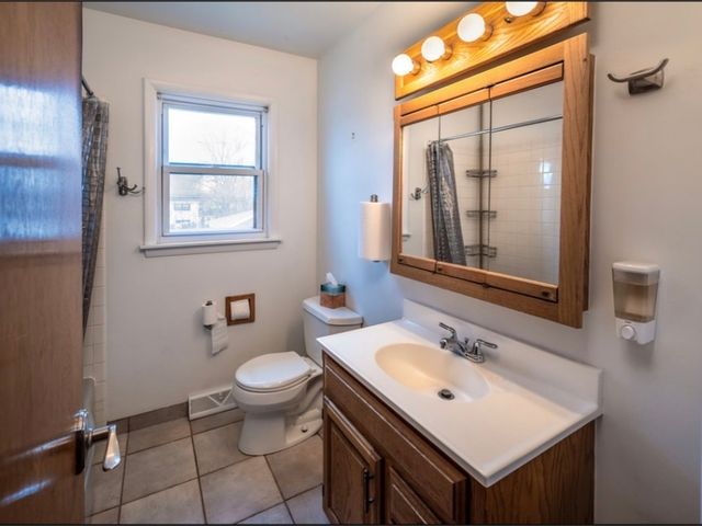 4715 W Lake Avenue, Glenview, IL 60025