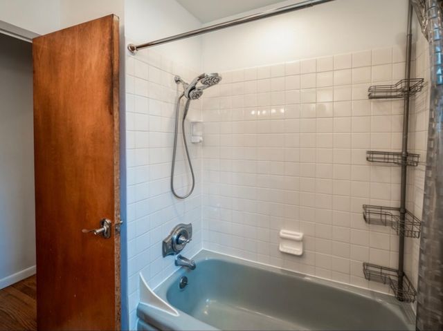 4715 W Lake Avenue, Glenview, IL 60025