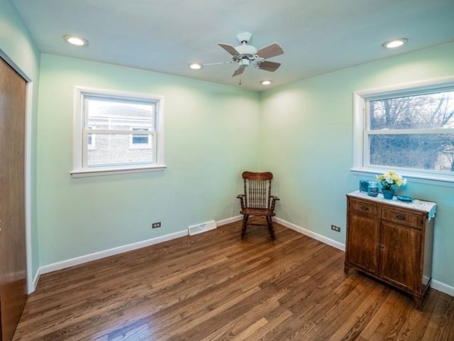 4715 W Lake Avenue, Glenview, IL 60025