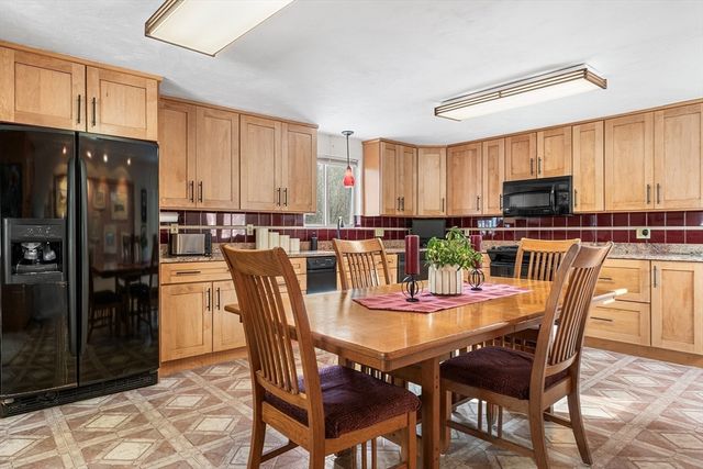 28 Johnson Rd, Sutton, MA 01590