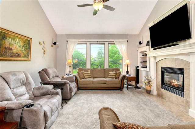 1917 SW Sage Canyon Road, Lee's Summit, MO 64082