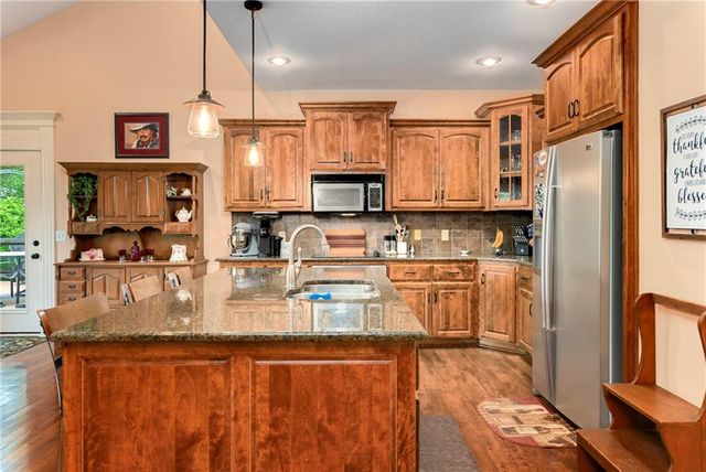 1917 SW Sage Canyon Road, Lee's Summit, MO 64082