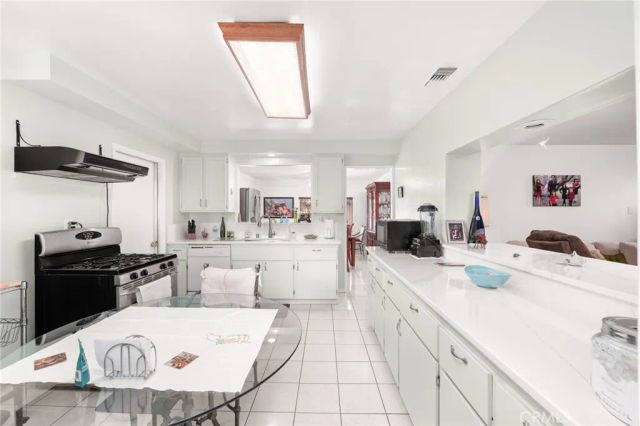 911 E La Verne, Pomona, CA 91767