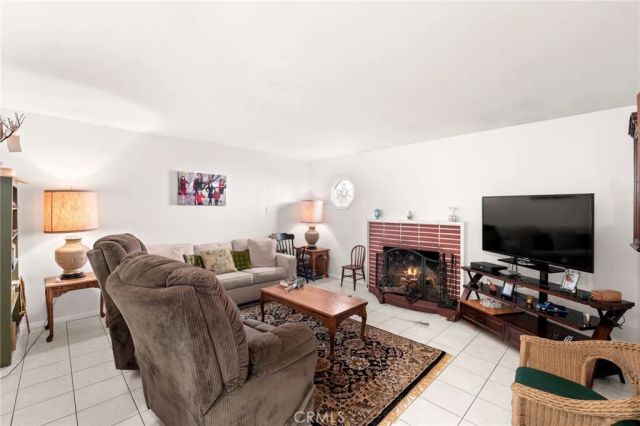 911 E La Verne, Pomona, CA 91767