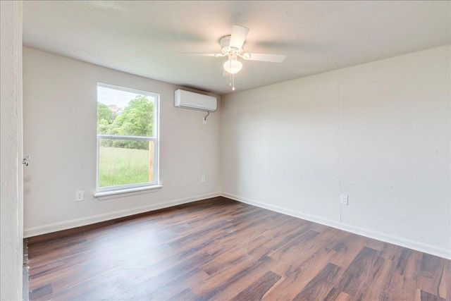 112 Gazley ST, Smithville, TX 78957
