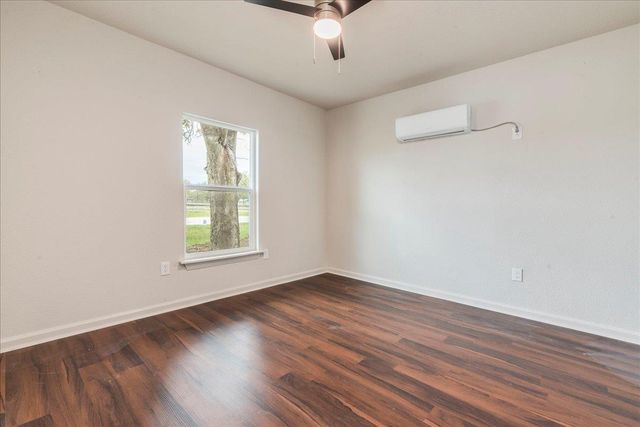 112 Gazley ST, Smithville, TX 78957