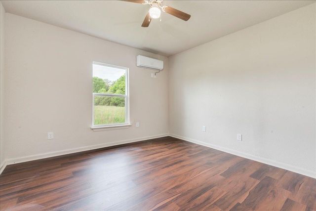 112 Gazley ST, Smithville, TX 78957