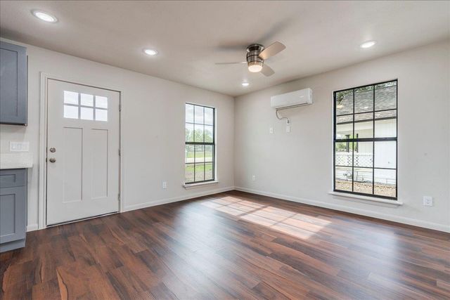 112 Gazley ST, Smithville, TX 78957