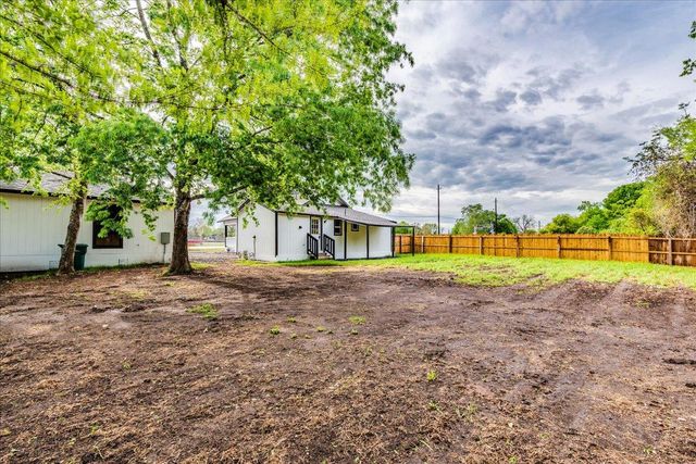 112 Gazley ST, Smithville, TX 78957