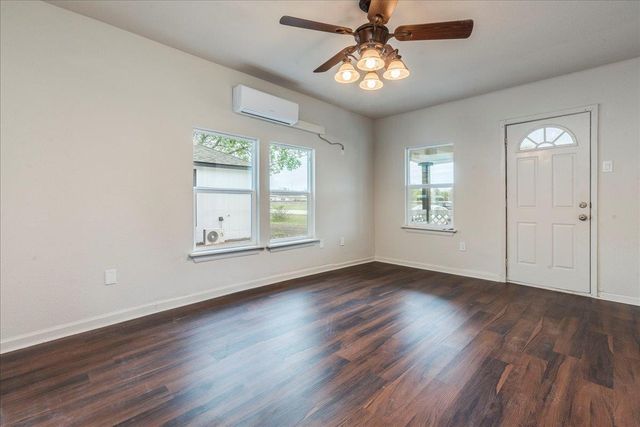 112 Gazley ST, Smithville, TX 78957