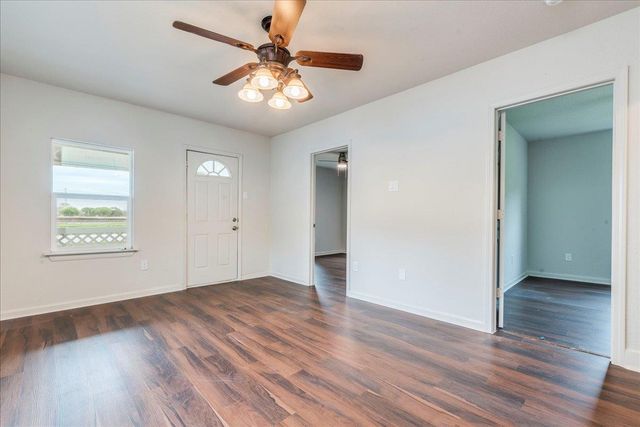 112 Gazley ST, Smithville, TX 78957